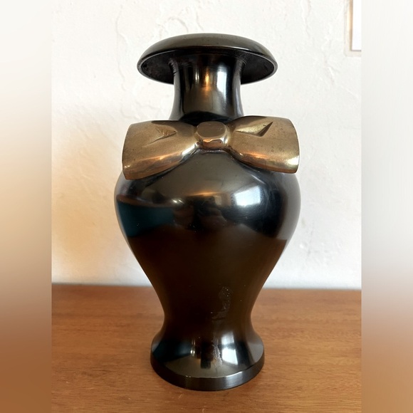 Antique solid brass vase with bow - Picture 1 of 4